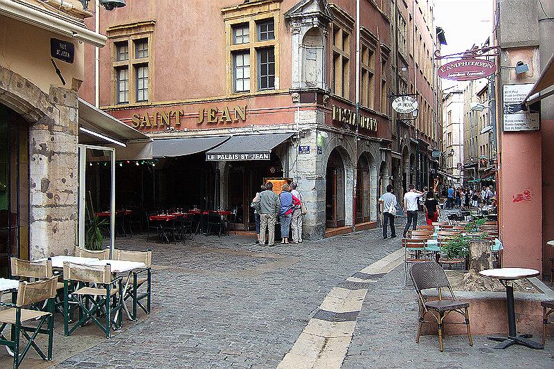 2010-06- (296).JPG - Schmale Gässchen und kleine Plätzchen prägen das historische Stadtbild mit Gebäuden fast aller Stilepochen bis zur Neuzeit